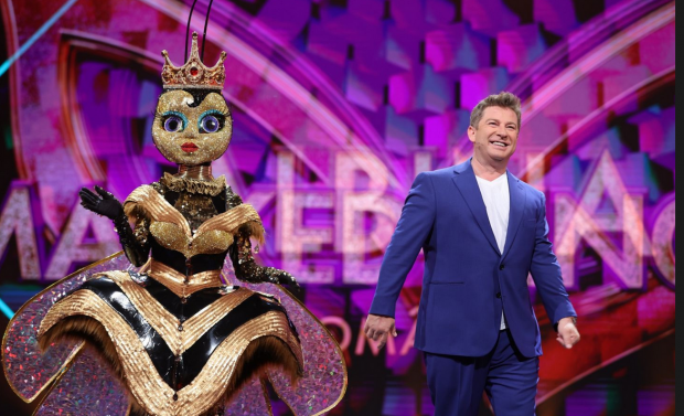 Cine este Albina de la „Masked Singer România” sezonul 2? „Asta mă face să cred că ai cântat pe marile scene”