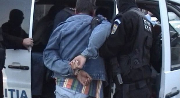 Patru persoane, inclusiv asistenţi medicali, reţinute în Prahova pentru vaccinare fictivă