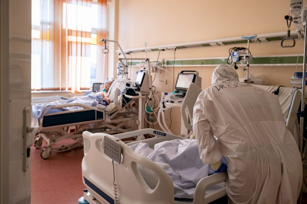 O femeie însărcinată și infectată cu COVID a murit la Spitalul din Oradea. Femeia nu era vaccinată și s-a tratat acasă cu Paracetamol