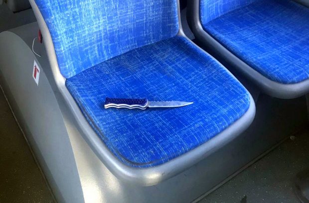 Panică printre călătorii unui autobuz din Galați. Un tânăr a scos cuțitul și a amenințat două persoane