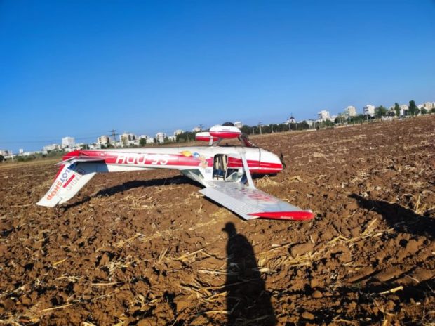 Un avion de mici dimensiuni a aterizat forțat lângă Ploiești. Două persoane au fost rănite
