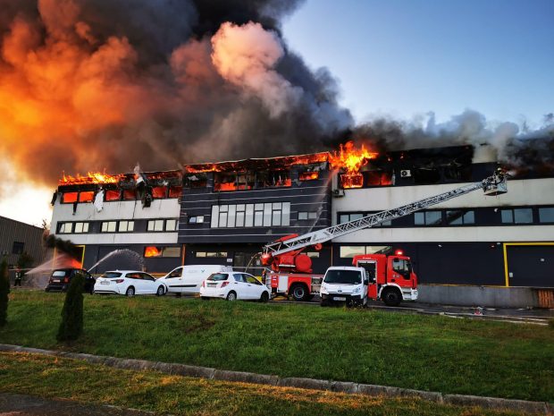 Incendiu de proporții la o hală din Parcul Tetarom, din Cluj-Napoca. A fost emis mesaj RO-Alert