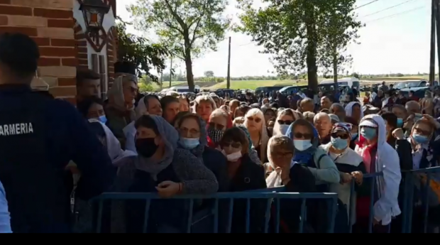 Mii de oameni se roagă la moaște, la o mănăstire din Teleorman. Județul e de azi în scenariul roșu