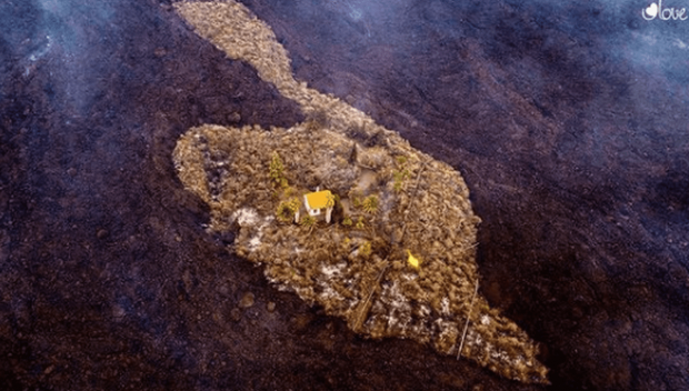 Căsuța care rezistase ca prin minune erupției vulcanului Cumbre Vieja din La Palma a fost înghițită de lavă