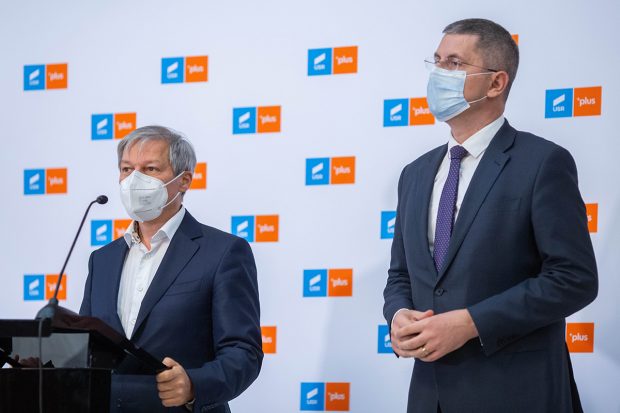 Cioloș l-a învins pe Barna, în primul tur pentru șefia USR-PLUS, dar nu a obținut peste 50%