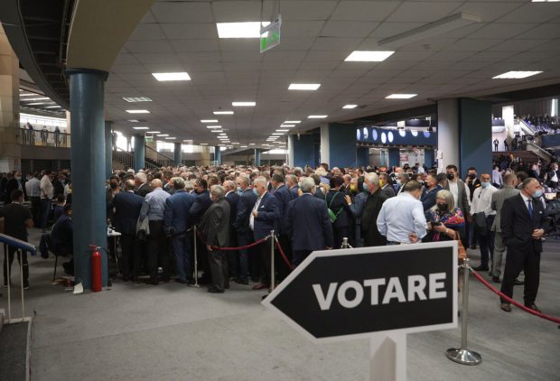 Cum se votează la congresul PNL. Îmbulzeală la cabine, premierul Cîțu spune că „evenimentul a fost organizat bine”