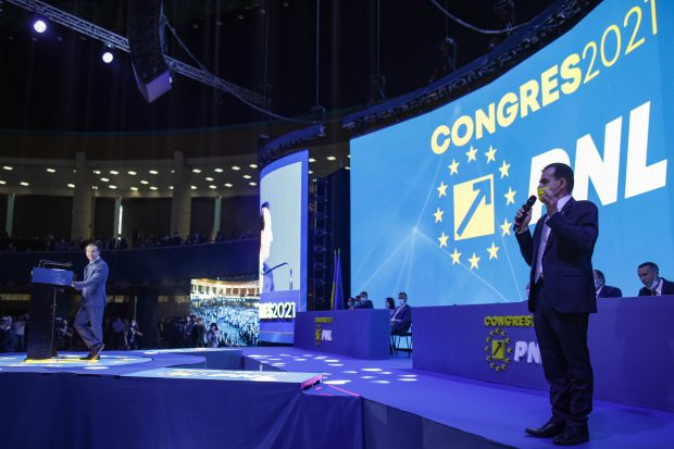 LIVE | Florin Cîțu huiduit și fluierat la Congresul PNL. Din sală i se cere demisa