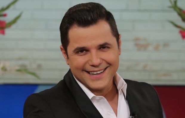 Imagine Stire Cove, prima apariție după ce a semnat cu Prima TV. Prezentatorul a apărut în brațele Lorei | 2review.ro