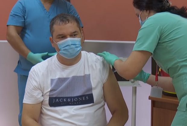 Ministrul interimar al sănătăţii, Cseke Attila, s-a vaccinat anti-COVID cu doza 3