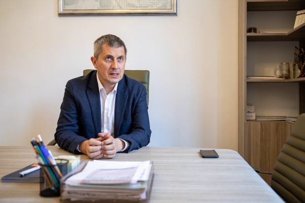 INTERVIU | Dan Barna: „Iohannis a ales să fie un președinte partizan. Cîțu e un tonomat de distribuit bani pentru primari”