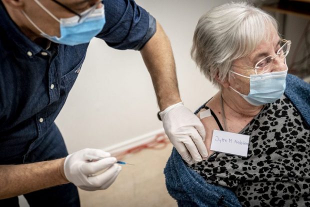 Centru de vaccinare deschis, de sâmbătă, în parcarea centrului „Dragonul roșu”. Tombolă cu premii pentru vaccinați