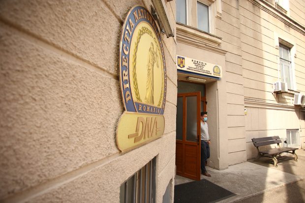 Avocat din Călăraşi, cercetat de DNA pentru dare de mită după ce i-a oferit bani unui polițist pentru a-și ajuta un client