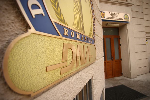 Doi inspectori antifraudă din Bucureşti, puşi sub control judiciar pentru luare de mită