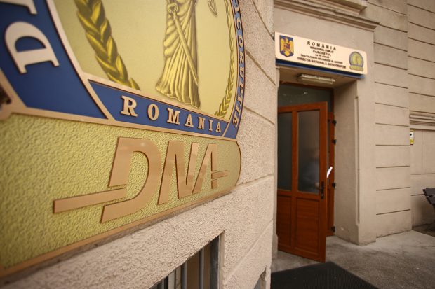 Angajat DNA, prins în flagrant delict de procurorii anticorupție în timp ce primea mită