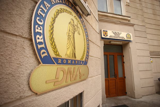 Flagrant organizat de DNA: O persoană care a susţinut că are influenţă asupra conducerii CNAB, prinsă când lua mită