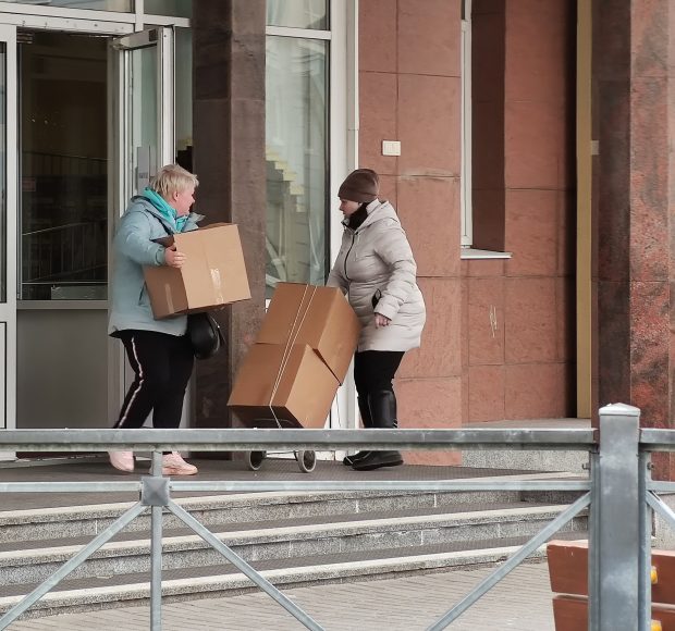 Ministerul Muncii, dat în judecată că nu a plătit măștile și dezinfectanții pentru persoanele vulnerabile