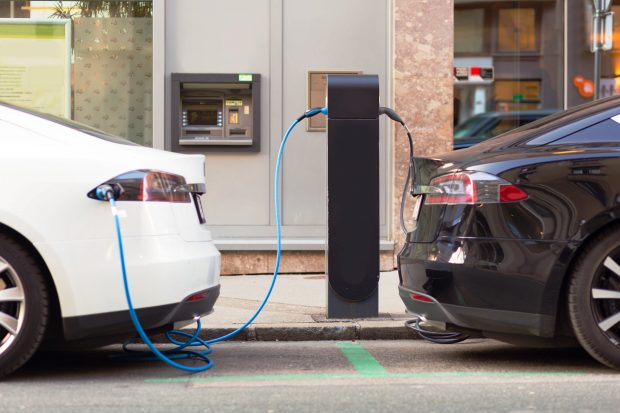 Mașină hibrid sau mașină electrică? De ce să ții cont când faci alegerea