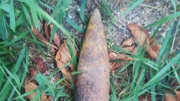 Un bărbat s-a dus cu bomba în sacoșă, la sediul Poliției Tg. Neamț. Descoperise proiectilul când era la cules de ciuperci
