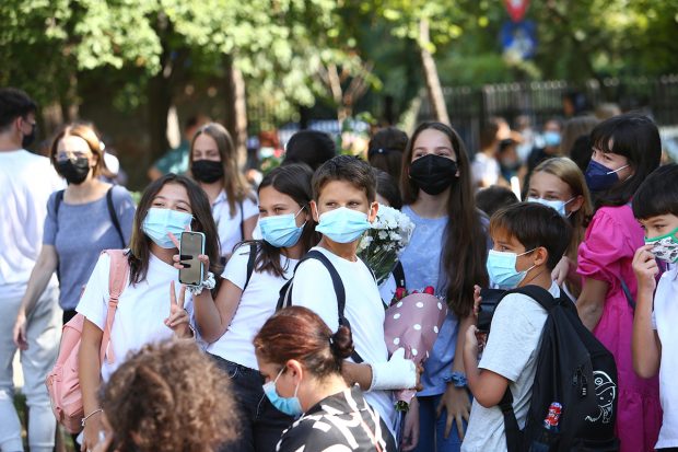 Cum arată chestionarul pentru vaccinarea elevilor minori, distribuit de azi în școli