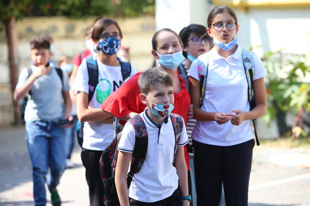 Părinții care stau cu copiii în vacanța forțată ar putea primi zile libere plătite, anunță Raluca Turcan