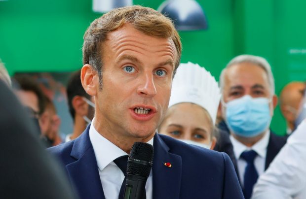 Președintele francez, Emmanuel Macron, a fost lovit cu un ou de un bărbat, în timpul unui eveniment