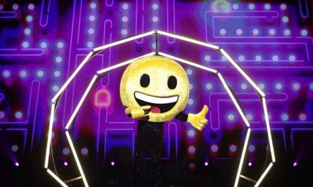 Carla’s Dreams, sub masca Emoji-ului la „Masked Singer România”. „Măcar știm de acum înainte că are un fund foarte sexy”