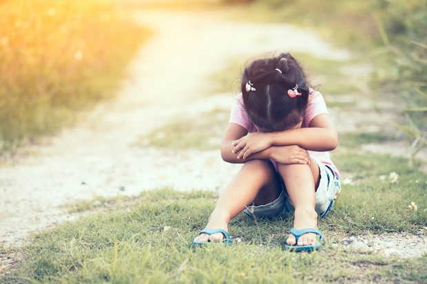 Ce a pățit un tată vitreg care și-a abuzat fetița de 3 ani alături de fratele său. Mama micuței nu a crezut povestea: „Tati trage de mine”