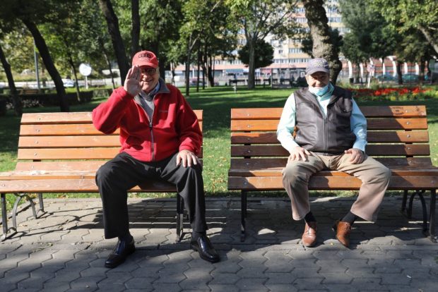 Bătălia pentru șefia PNL văzută din Piața Obor: „Am ajuns să muncim doar pentru facturi”. „Cîțu și Orban nu s-au uitat la cei săraci”