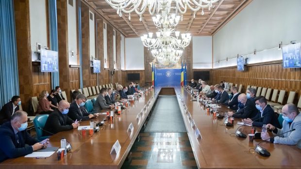 Guvernul anunță azi noi restricții, după creșterea numărului de cazuri COVID. Măsurile luate în calcul