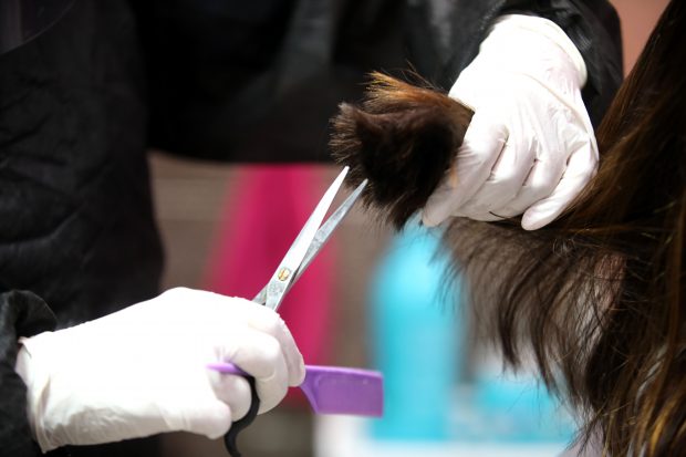 Un salon din India, daune de aproape 300.000 de dolari unei femei după ce a tuns-o prea scurt. „A suferit traume”