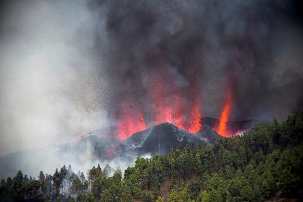 Erupție spectaculoasă în Canare. Vulcanul din insula La Palma a erupt după 50 de ani