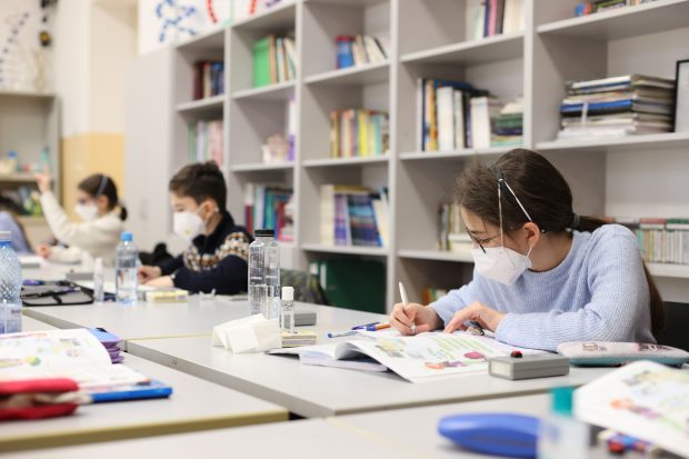 Ordinul comun al Ministerelor Educației și Sănătății: În ce condiții se trece la învățământul online. Noile reguli, valabile de luni