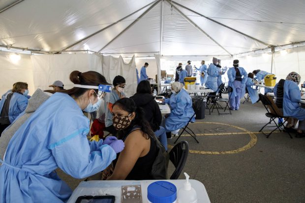 Un bărbat din Canada a lovit o asistentă pentru că i-a vaccinat soția fără acordul lui