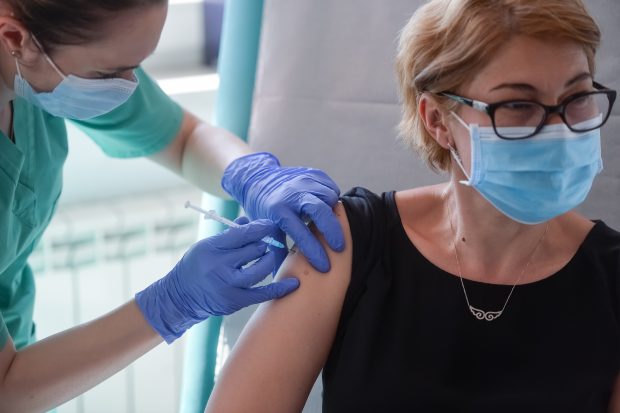 Peste 45.500 de persoane au fost vaccinate împotriva COVID-19 în ultimele 24 de ore. Cifrele sunt în scădere și pentru a treia doză