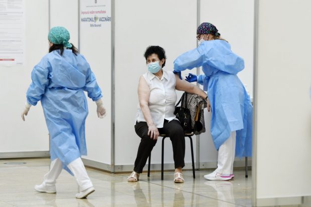 România începe vaccinarea cu doza a treia din 28 septembrie, a anunțat Cîțu