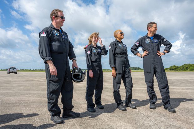 Patru astronauți amatori au început o călătorie spațială istorică. Vor orbita trei zile în jurul Pământului