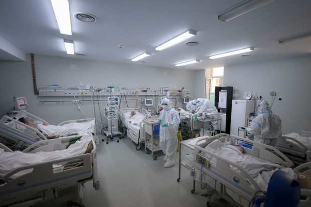 Peste 6.300 de infectări și 111 decese COVID în ultimele 24 de ore. Numărul pacienților internați la ATI a crescut la 1.220