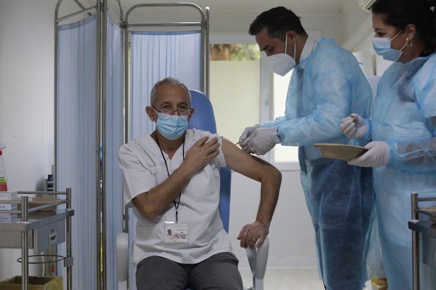 Care e riscul de spitalizare și deces la nevaccinați, prin comparație cu persoanele imunizate la COVID. Cifrele oficiale