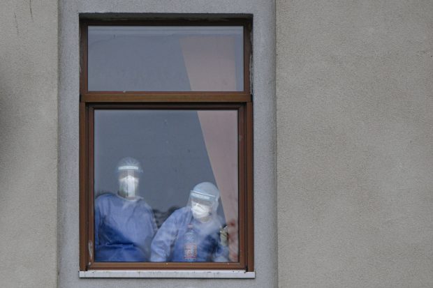 Lupta pe vaccinare între românii „frumoși și liberi” și românii „needucați și știrbi”. Unde se termină dreptatea și unde începe prostia
