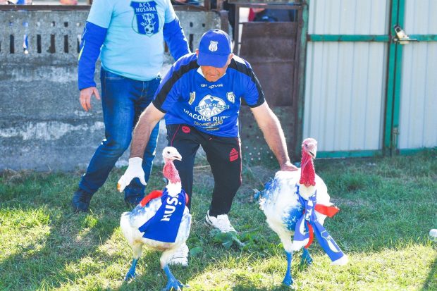 Doi curcani, mascotele echipei de fotbal Hușana Huși: „Îi cheamă ca pe fundașii noștri centrali”