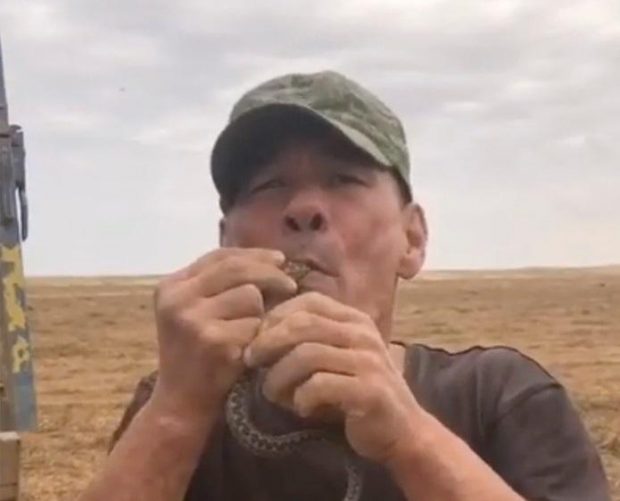 Un fermier din Rusia a murit după ce a vrut să înghită o viperă de stepă