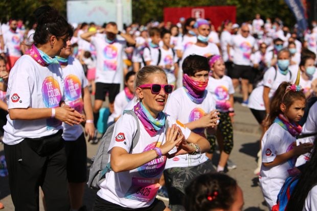 Zeci de oameni fără mască la evenimentele din București, deși purtarea ei e obligatorie. Ce spun organizatorii și Primăria