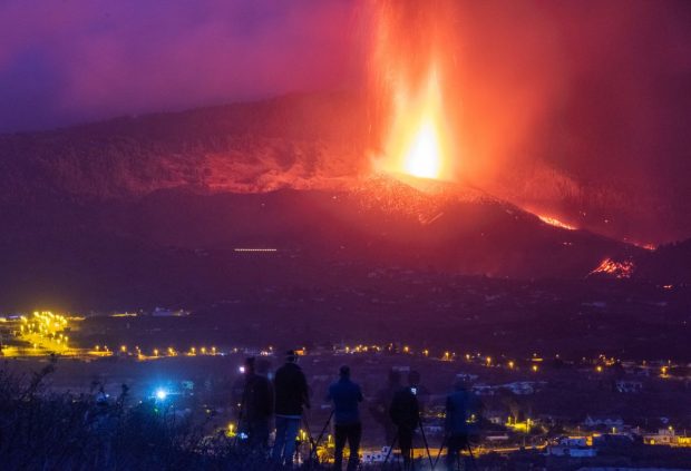 Cu aproape trei luni de activitate neîntreruptă, vulcanul din La Palma doboară recordul local al erupțiilor