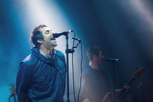 Cântărețul Liam Gallagher, desfigurat într-o poză postată de el pe Twitter. Spune că „a căzut din elicopter”