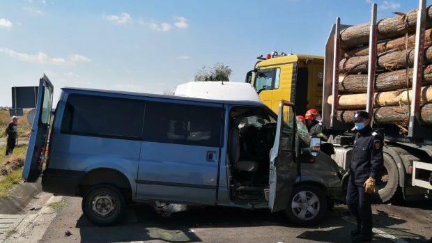 Accident grav pe DN1B, în Prahova, după o coliziune între un tir cu lemne, o dubă și un microbuz. 5 persoane au ajuns la spital