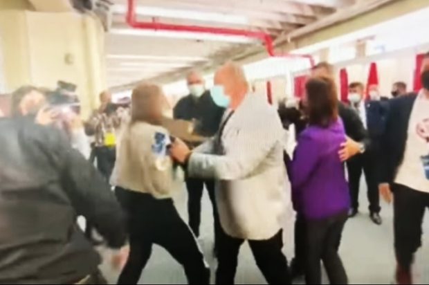 O altă jurnalistă acuză că a fost bruscată la Congresul PNL de la Romexpo de un liberal