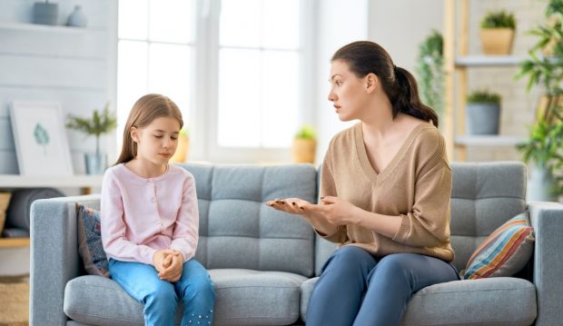 Cum să îți educi copilul fără să îi distrugi stima de sine