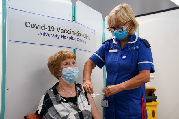 Prima persoană din lume vaccinată anti-COVID-19 a primit a treia doză