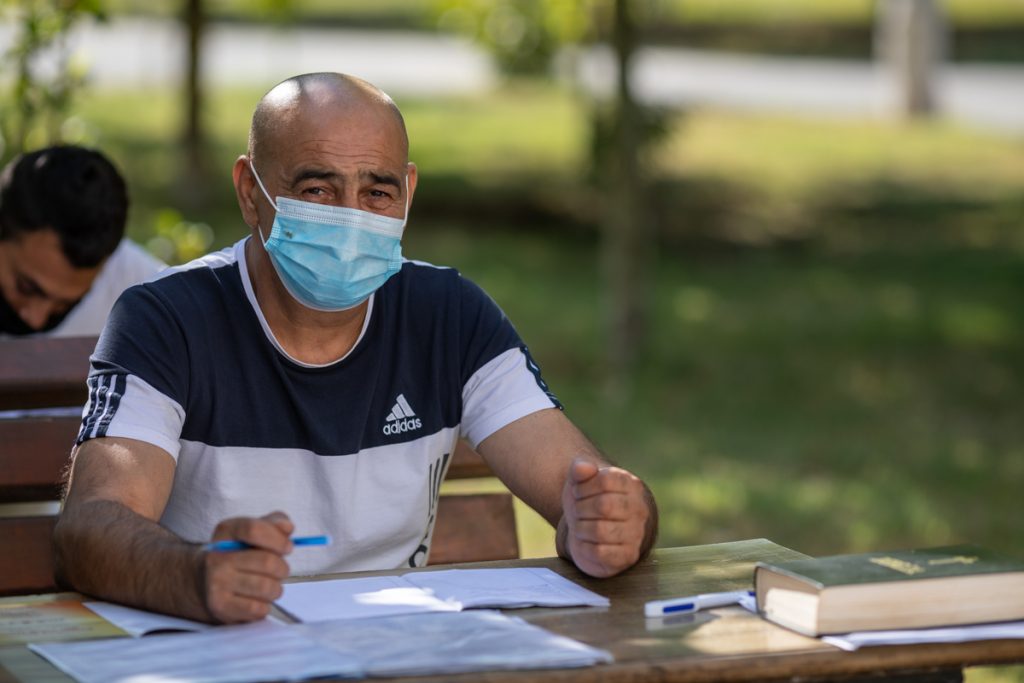Preotul care îi învață alfabetul pe deținuții de la Jilava și le dă teme de făcut în celulă. „Daniel scrie cel mai frumos, așa îmi pare mie”