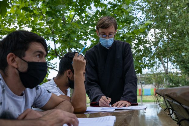 Un preot îi învață alfabetul pe deținuții de la Jilava și le dă teme de făcut în celulă. „Copiii o să-și dea seama că am scris eu, că sunt litere de clasa întâi”